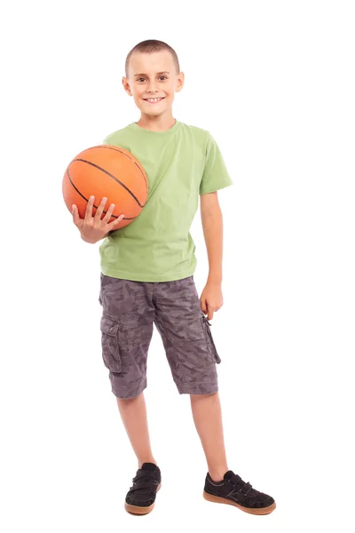 Kind mit Basketball isoliert auf weißem Hintergrund — Stockfoto