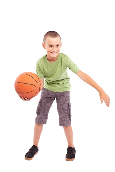 Beyaz arka plan üzerinde izole basketbol ile çocuk — Stok fotoğraf
