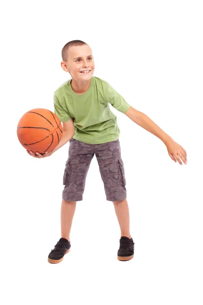 Дитина з баскетболом ізольована на білому тлі — стокове фото