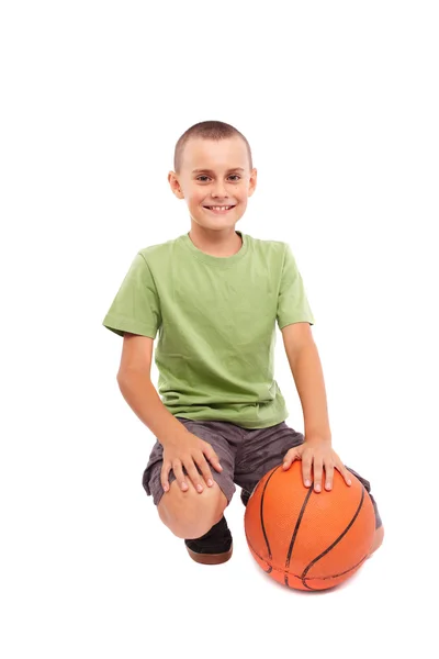 Dziecko z koszykówki na białym tle — Zdjęcie stockowe