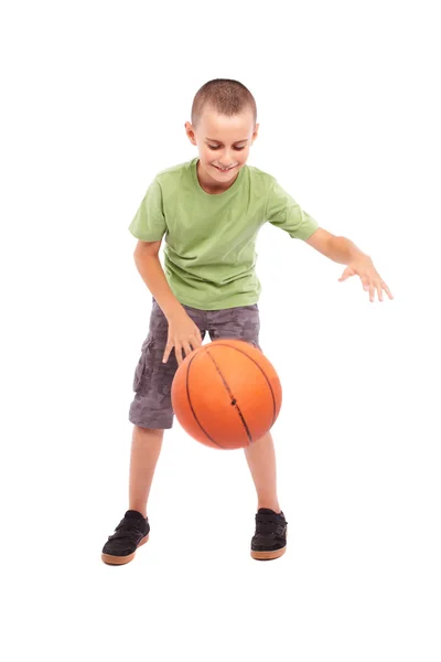 Enfant avec basket isolé sur fond blanc — Photo