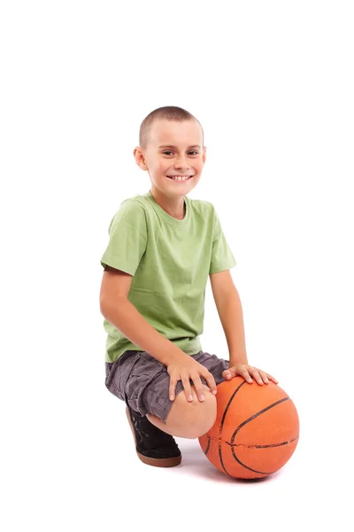 Niño con baloncesto aislado sobre fondo blanco — Foto de Stock