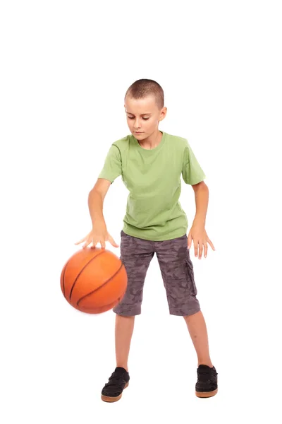 Beyaz arka plan üzerinde izole basketbol ile çocuk — Stok fotoğraf