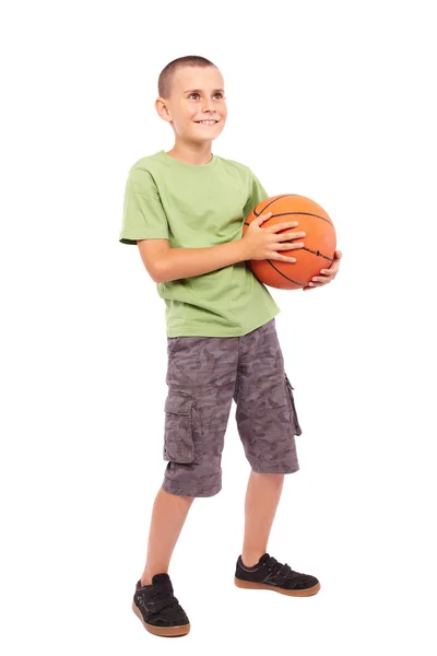 Дети с баскетболом изолированы на белом фоне — стоковое фото