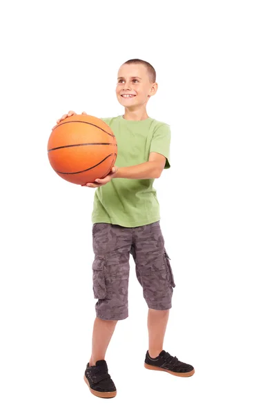 バスケット ボールの白い背景で隔離の子 — ストック写真