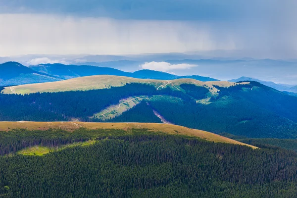 Paisaje con montañas Parang en Rumania con fuertes lluvias en th — Foto de Stock