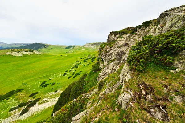 Огромная скала в горах Паран в Румынии — стоковое фото