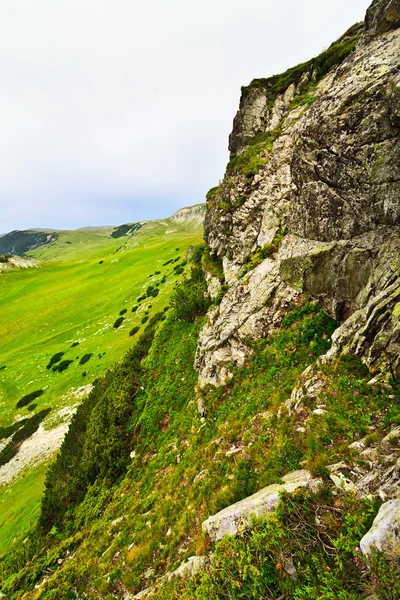 Enorme acantilado en las montañas Parang en Rumania — Foto de Stock