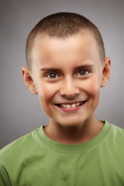 Niño europeo sonriendo — Foto de Stock