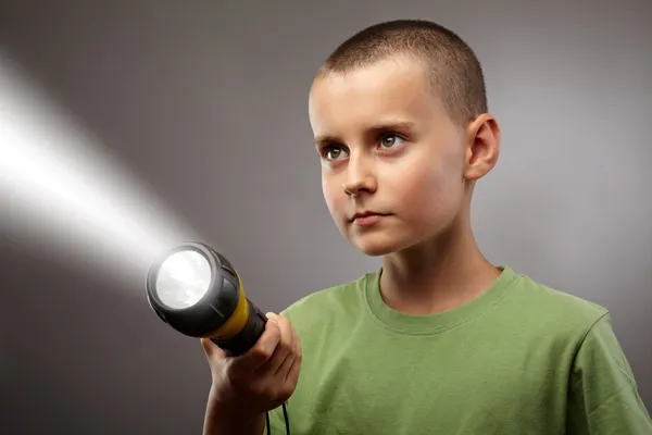Criança com tiro conceito lanterna — Fotografia de Stock