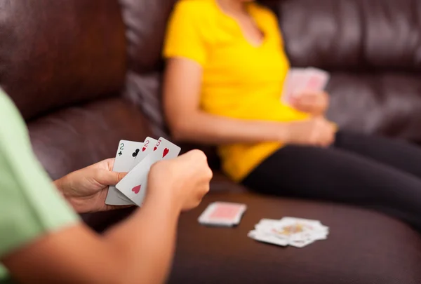 Kvinna och barn spela kort — Stockfoto