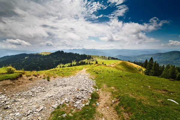 Пейзаж с горами в Румынии — стоковое фото