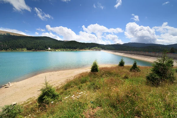 Presa Lago Bolboci en las montañas de Bucegi, Rumania — Foto de Stock