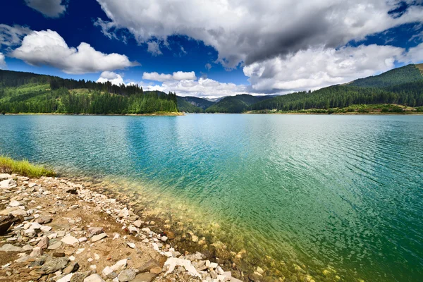 Barrage Lac Bolboci dans les montagnes Bucegi, Roumanie — Photo