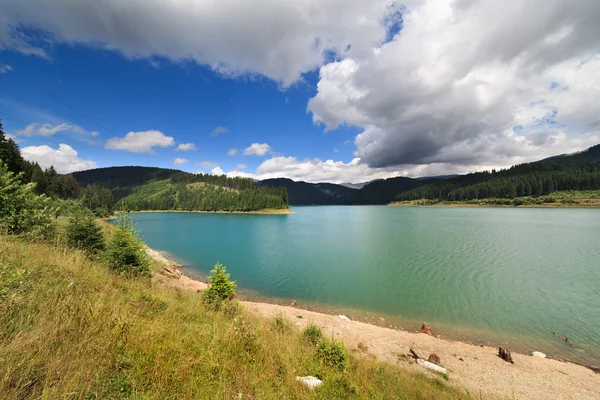 ทะเลสาบโบลโบชิในภูเขาบุคี โรมาเนีย — ภาพถ่ายสต็อก