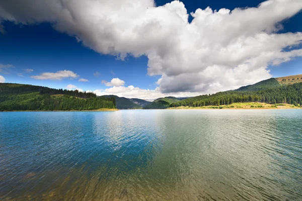 Dam Lake Bolboci nas montanhas de Bucegi, Roménia — Fotografia de Stock