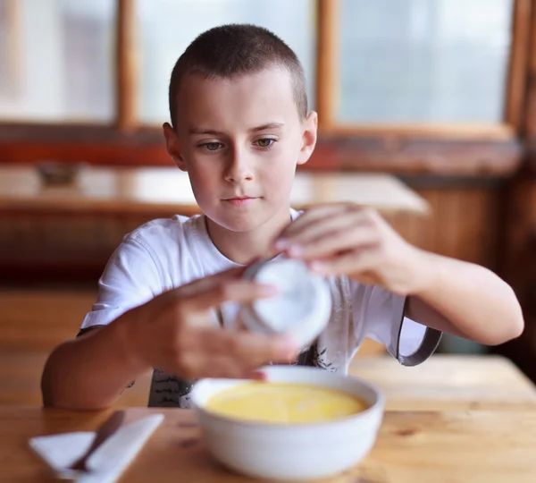 Çorba bir restoranda yiyen çocuk — Stok fotoğraf