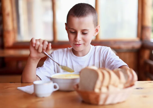 儿童在一家餐馆吃汤 — 图库照片