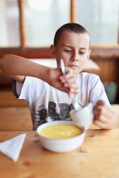 Kind het eten van soep in een restaurant — Stockfoto