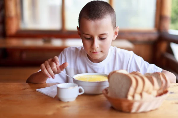 Gyermek étkezési leves, egy étteremben — Stock Fotó