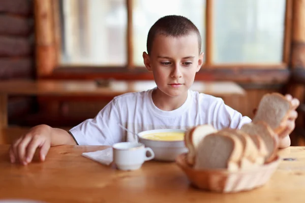 Criança comendo sopa em um restaurante — Fotografia de Stock