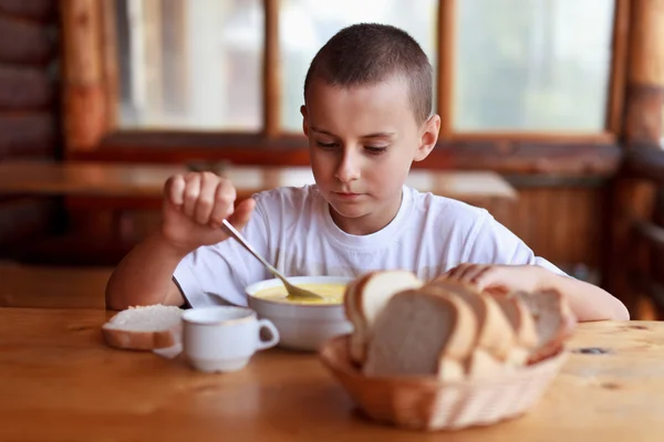 儿童在一家餐馆吃汤 — 图库照片