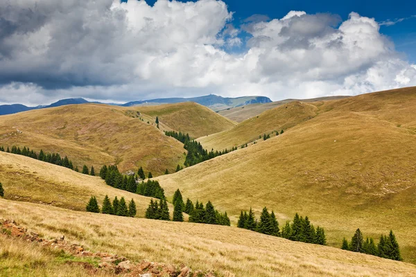 Paesaggio con montagne in Romania — Foto Stock