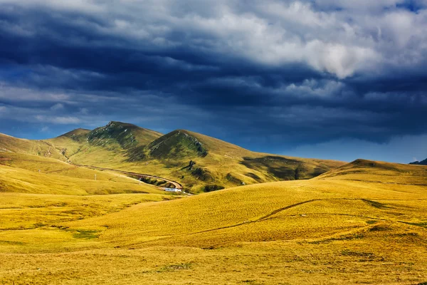 Landschaft mit Bergen in Rumänien — Stockfoto