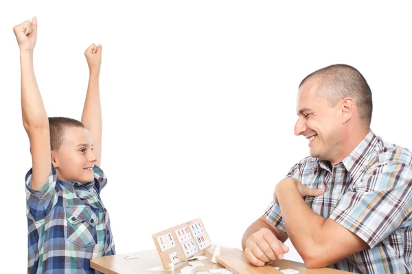 Vader en zoon spelen rummy — Stockfoto