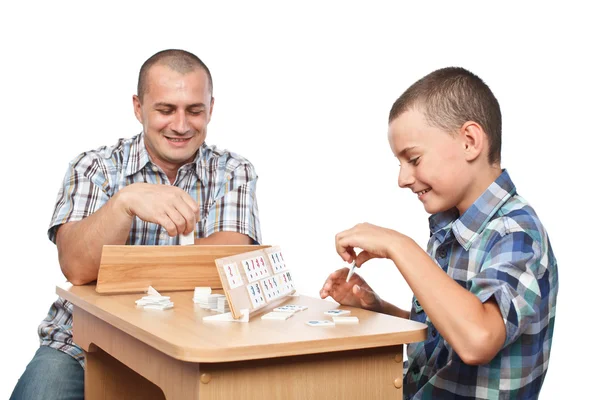 Vader en zoon spelen rummy — Stockfoto