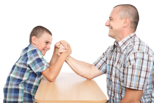 Отец и сын развлекаются с армрестлингом — стоковое фото