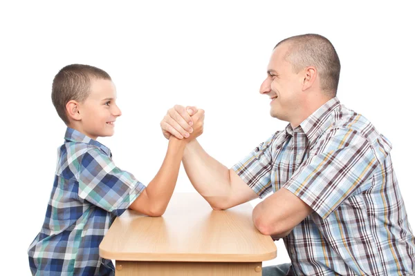 Vater und Sohn haben Spaß beim Armdrücken — Stockfoto