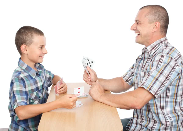 父亲和儿子玩纸牌 — 图库照片