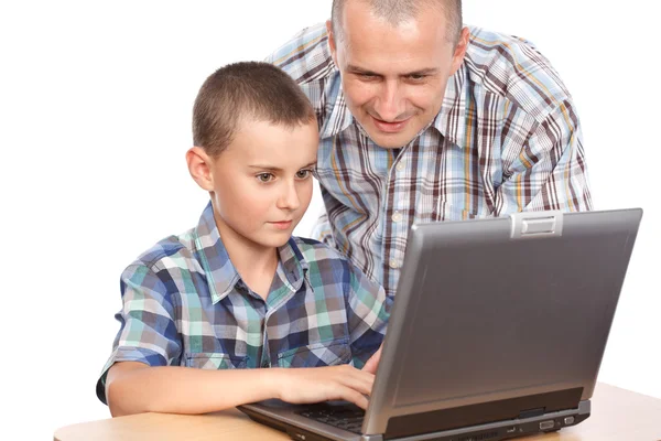 Отец и сын за компьютером — стоковое фото