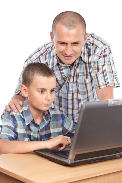 Батько і син за комп'ютером — стокове фото