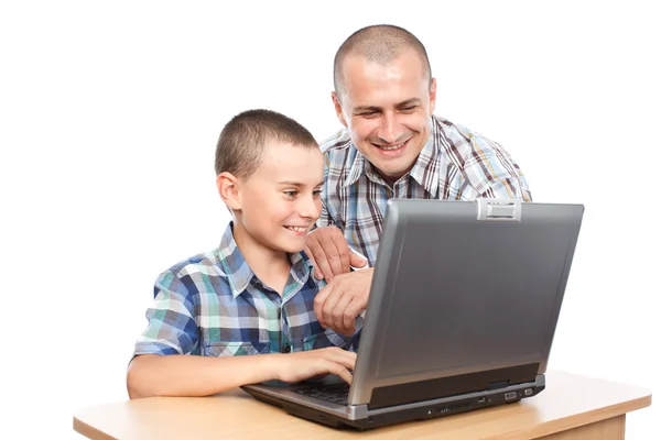 Отец и сын за компьютером — стоковое фото