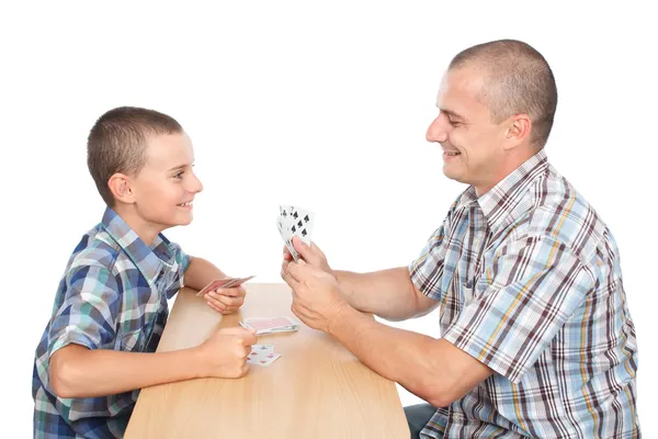 Père et fils jouant aux cartes — Photo