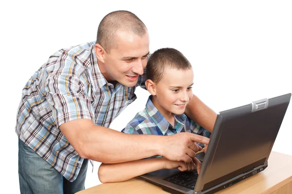 Батько і син за комп'ютером — стокове фото