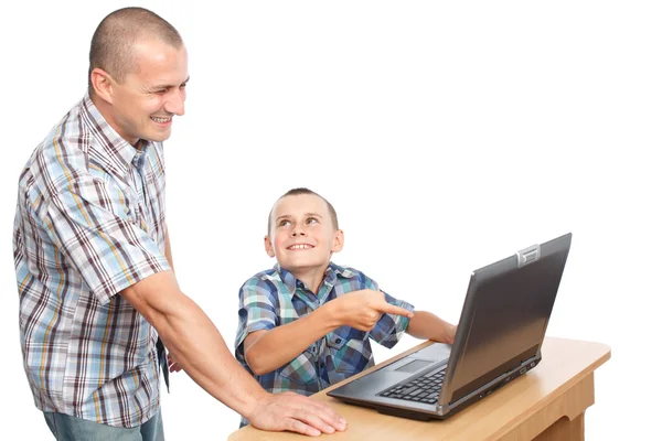 父亲和儿子在计算机上 — 图库照片