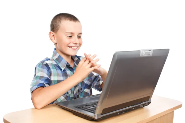 性格开朗的孩子，在便携式计算机 — 图库照片