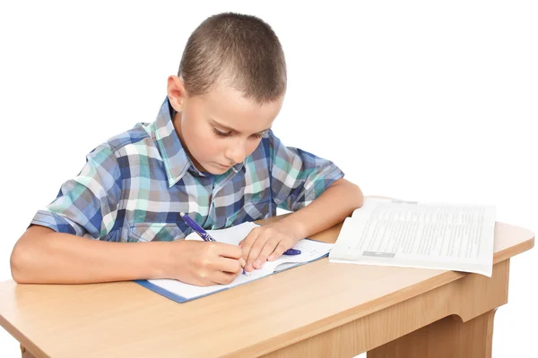 Schooljongen doet huiswerk — Stockfoto