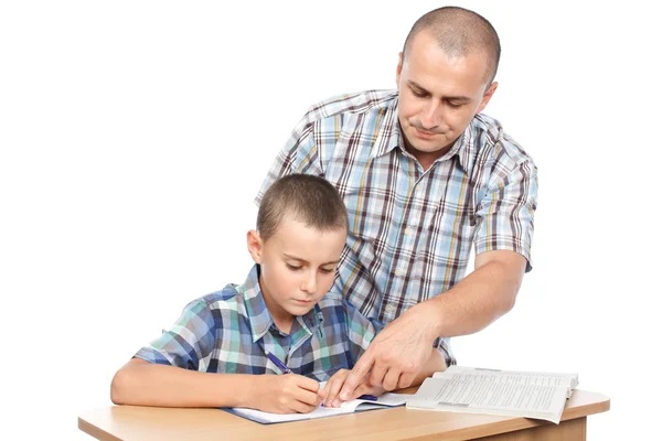 Vader verifiërende zoon huiswerk — Stockfoto