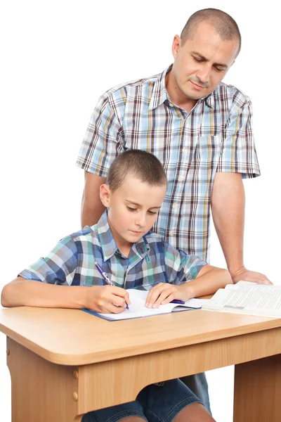 Отец проверяет домашнее задание сына — стоковое фото