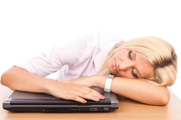 Utmattad affärskvinna sover på kontoret — Stockfoto