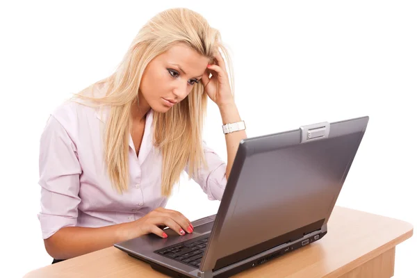 Zakenvrouw werken op haar laptop — Stockfoto