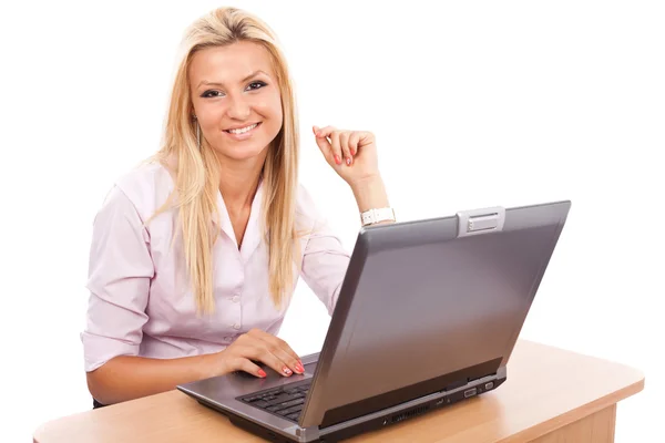 Szczęśliwa kobieta na swoim komputerze — Zdjęcie stockowe