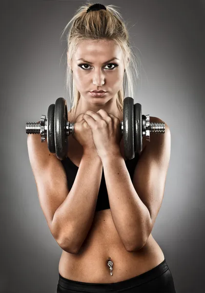 Junge athletische Frau beim Workout — Stockfoto