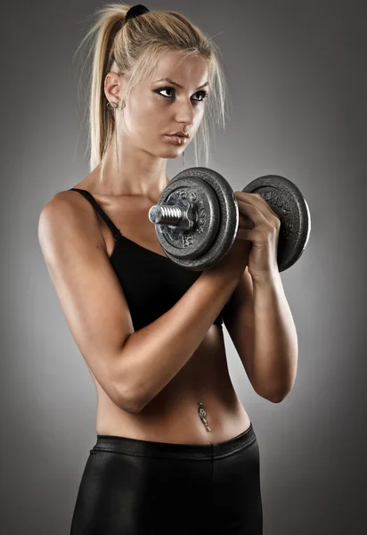 Egzersiz yapıyor atletik genç kadın — Stok fotoğraf