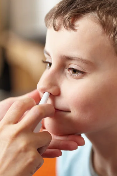 Niño tomando una dosis de aerosol nasal — Foto de Stock