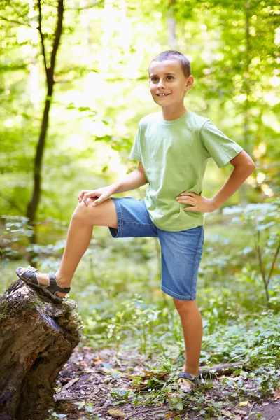 Pojke utomhus i skogen — Stockfoto
